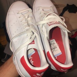 Adidas Stan smiths.